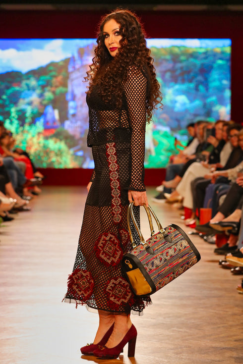 Fusta plasa neagra cu broderie colorata I-20